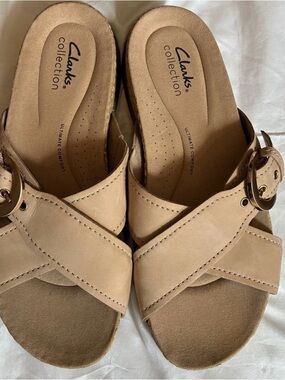 Clarks Sandals Womens 8 M Beige Nubuck Leather Buckle Cross Strap Comfort Slides
